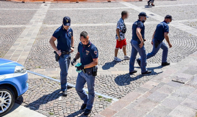 Ferimento con cocci di bottiglia in piazza Repubblica (foto Blitz)