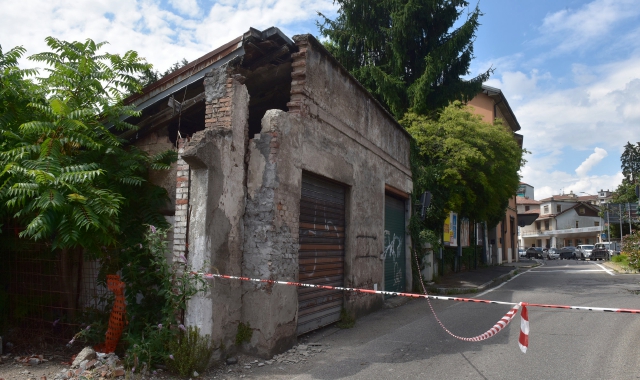L’edificio che da oggi non esiterà più (Foto Blitz)