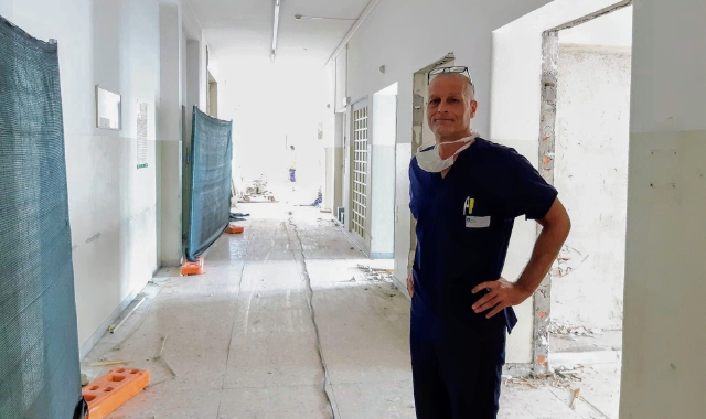 Emanuele Bossi nel reparto di terapia intensiva (foto Redazione)