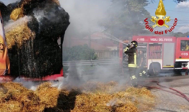 Le rotoballe bruciate (Vigili del fuoco)