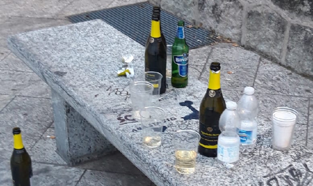 Spesso sul lungolago di Arona si trovano i segni #br/#delle notti alcoliche del fine settimana (foto Archivio)