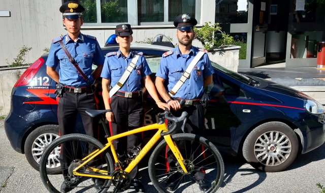 La bicicletta dei poliziotti tedeschi è stata recuperata dai carabinieri di Stresa (foto Redazione)