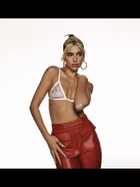 Dua Lipa, prima donna con 4 brani da oltre 1 mld streaming