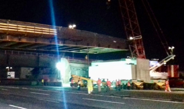 Il ponte posato nella notte tra sabato e domenica a Lainate (Pubblifoto)