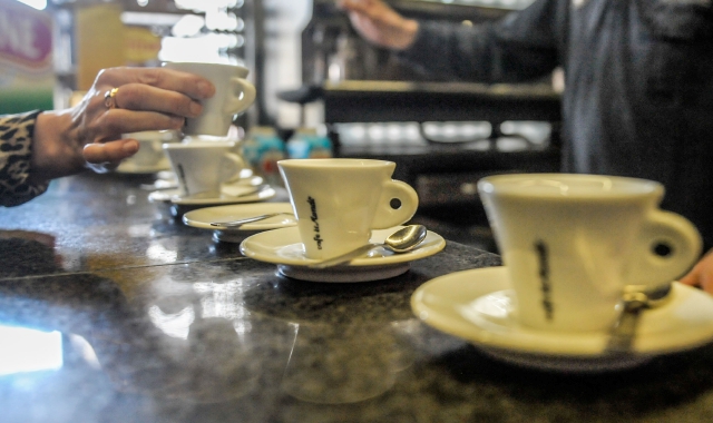 Nei bar il rispetto delle norme anti Covid è fondamentale (foto Blitz)