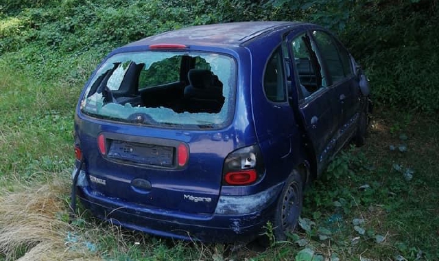 Una delle auto danneggiate dai vandali (Foto Redazione)