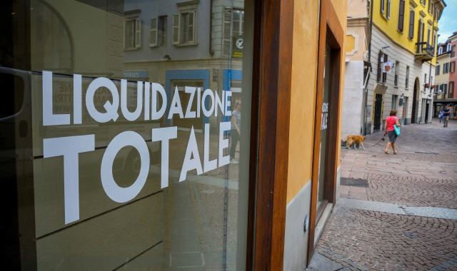 Nel centro storico   le chiusure di negozi si moltiplicano, così come per alcune attività vicino alla stazione(foto Blitz) 