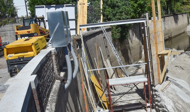 Il cantiere per la realizzazione del corridoio che permetterà ai pesci di risalire il corso del fiume Olona (Pubblifoto)
