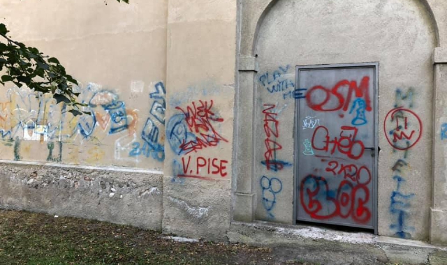 Lo scempio realizzato nella chiesetta nella zona verde di Saltrio (Foto Redazione)