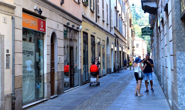 In via San Martino sei negozi vuoti e uno che potrebbe presto chiudere  (Foto Blitz)