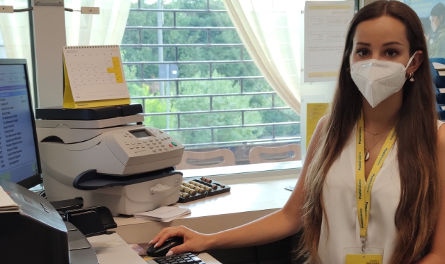 Laura Ceccato, 22 anni, è il più giovane direttore delle Poste in provincia e lavora nell’ufficio di Cuasso al Monte