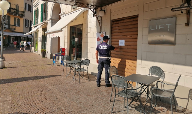 La polizia locale di Verbania ha messo i sigilli al bar di piazza Ranzoni a Intra