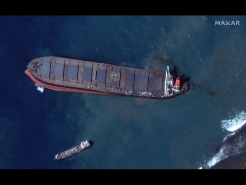 Mauritius: cargo giapponese incagliato si è spezzato