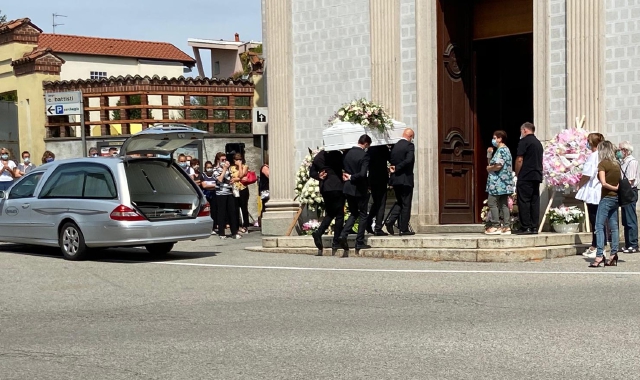 La bara bianca di Alabama entra in chiesa (foto Blitz)