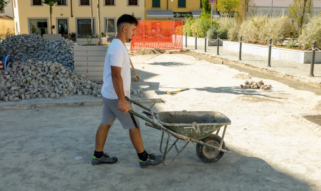 Un operaio al lavoro in piazza (foto Blitz)