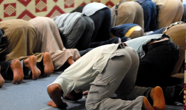 Islamici in preghiera (foto Archivio)