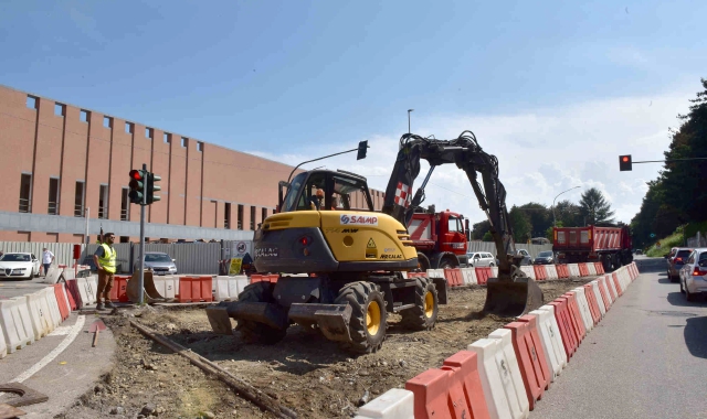 Varese inizio dei lavori alle rotonde di via Gasparotto e viale Europa(foto Blitz)