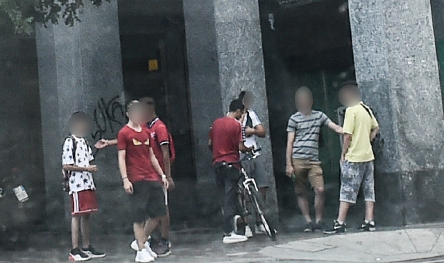 Ragazzi sotto i portici di piazza Garibaldi (foto Archivio)