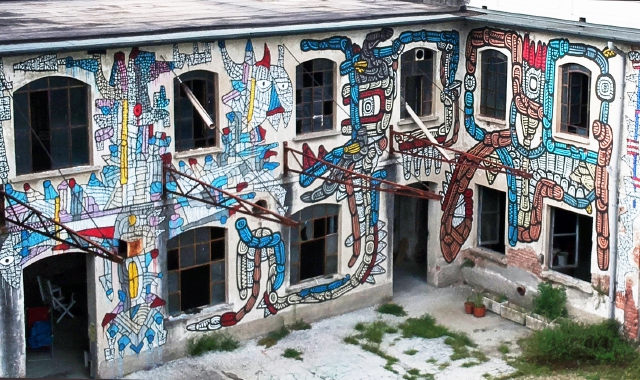 Il murale comparso nell’ex ditta di via Roma (Foto Blitz)