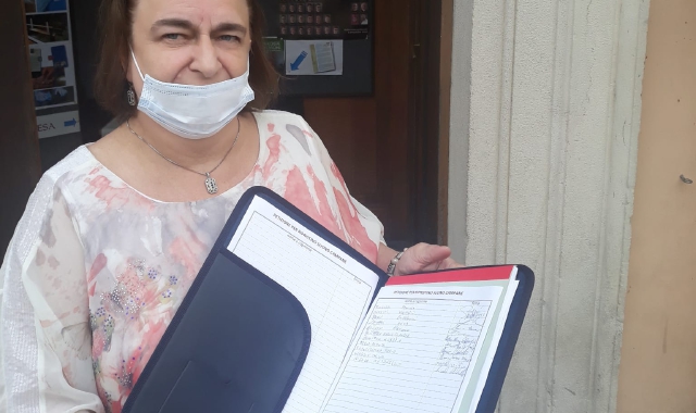 Patrizia Mottini con la petizione (foto Redazione)