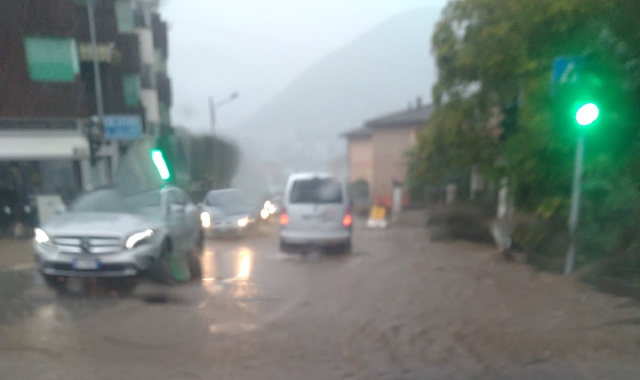 Pioggia a Lavena Ponte Tresa (foto Redazione)