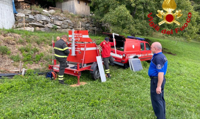 I vigili del fuoco lungo il Molinera (foto Vigili del fuoco)