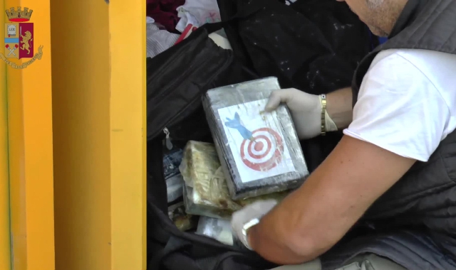 I panetti di coca rinvenuti dalla polizia di Gallarate