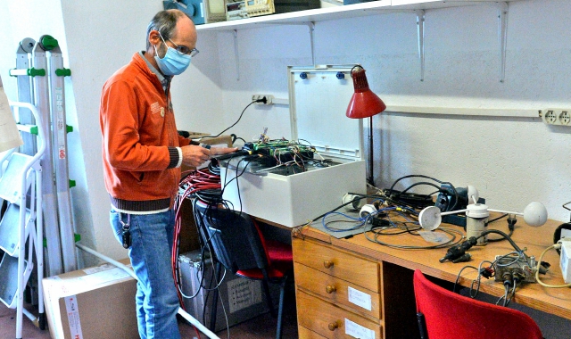 Paolo Valisa al lavoro in questi giorni negli spazi della Dacia (foto Blitz)