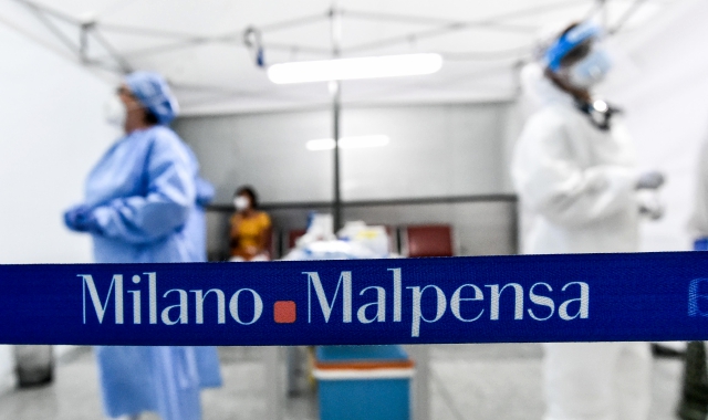 Malpensa, i tamponi contro il Covid (foto Blitz)