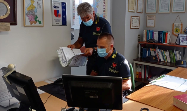 La Guardia di Finanza al lavoro sui documenti ottenuti (foto Guardia di Finanza)