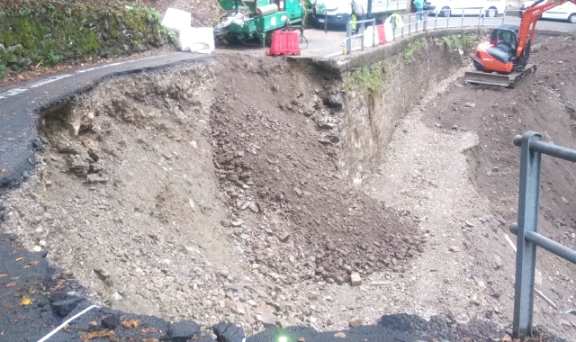 La frana lungo la strada provinciale 6 a Curiglia ha interrotto i collegamenti con il paese