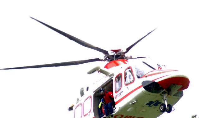 L’uomo è stato trasportato in ospedale dall’elisoccorso