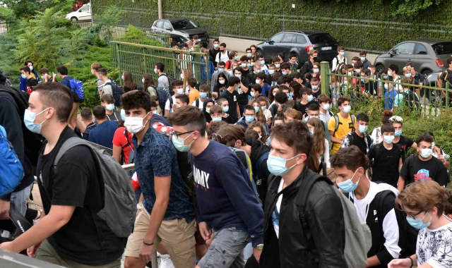 Qualche problema di assembramento nei licei: qui lo scientifico Ferraris di Varese (Blitz)