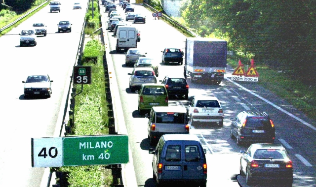 I troppi cantieri causano code e rallentamenti (Foto Archivio)