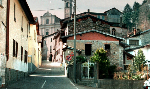 Il centro di Marchirolo, dove i telefonini funzionano a singhiozzo (Foto Archivio)