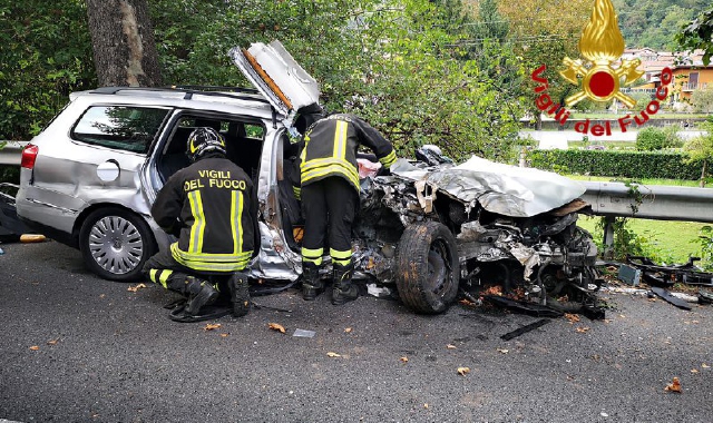I vigili del fuoco al lavoro sull’auto distrutta nello schianto