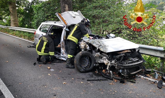 L’auto distrutta dopo l’urto a Casalzuigno