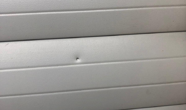 Il segno lasciato sulle tapparelle dai proiettili dei cacciatori. I residenti  faranno denuncia contro ignoti  