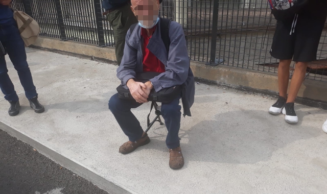 Il passeggero dotato di sgabello (foto Redazione)