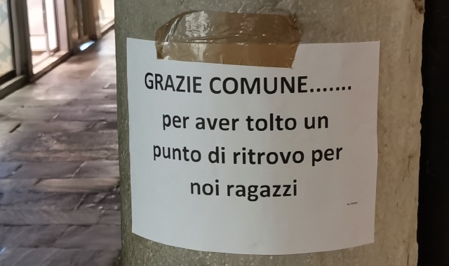 Volantini in corso Matteotti: così i ragazzi dello skate hanno protestato per lo sfratto da piazza Repubblica