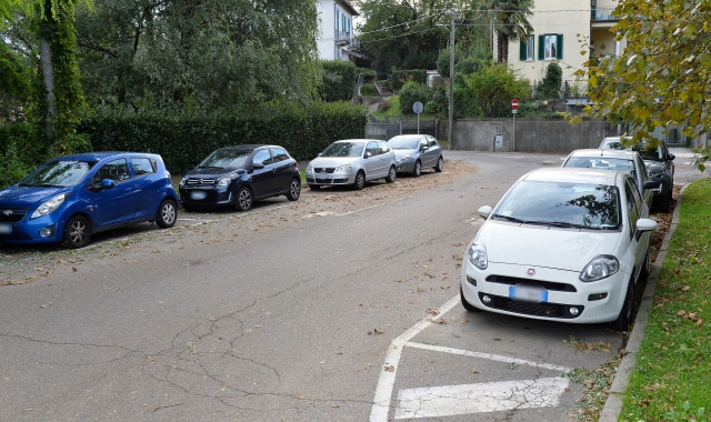 Le infermiere del Del Ponte chiedono un parcheggio sicuro ed economico (foto Blitz)