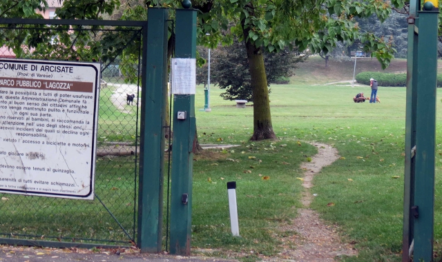 In arrivo cancelli temporizzati agli ingressi del parco Lagozza  (foto Blitz)