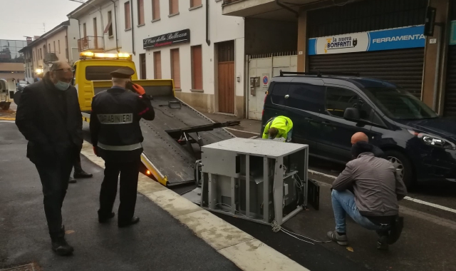 I carabinieri recuperano la cassa del bancomat rubata dai ladri (foto Walter Todaro - Pubblifoto)