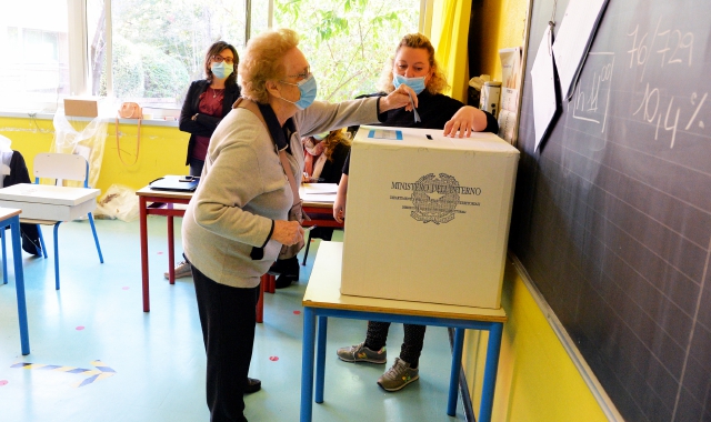 Le operazioni di voto in un seggio di Saronno (Blitz)