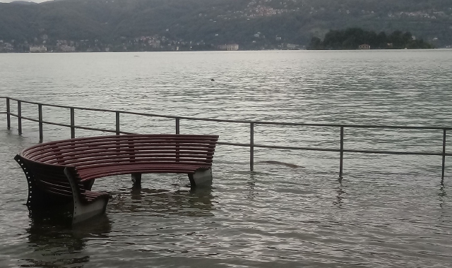 La superficie del lago Maggiore invasa dalla “buzza” 