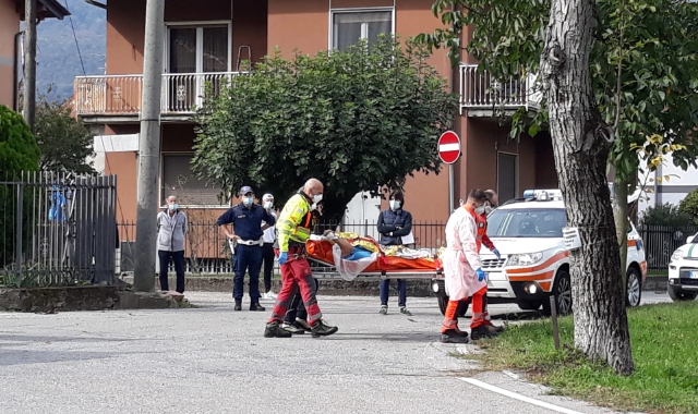 L’uomo soccorso a Besano (Foto Redazione)