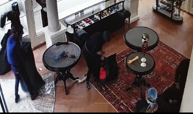 I ladri ripresi dalle telecamere di Gucci (foto Archivio)   