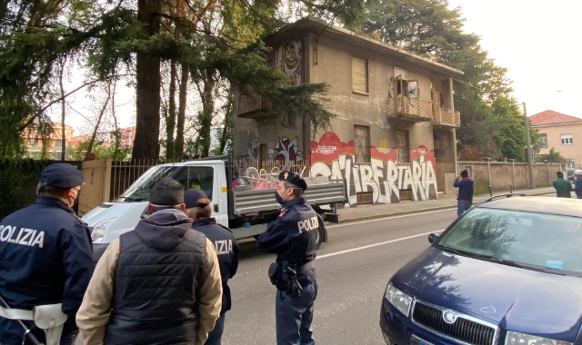L’operazione di sgombero in via San Francesco (foto Blitz)