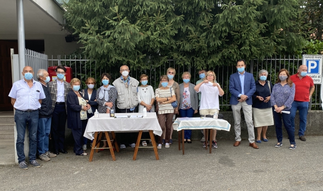 La raccolta di firme contro la chiusura del monastero (foto Blitz)