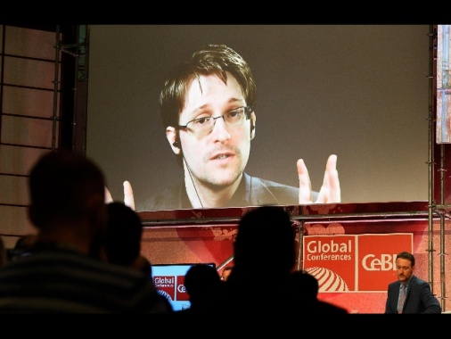 Russia: permesso di residenza illimitato per Snowden